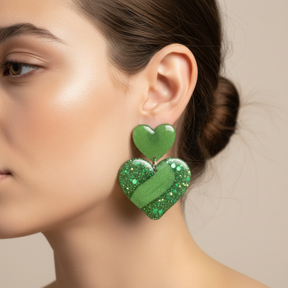 Brincos corações verdes com faixa diagonal de glitter holográfico
